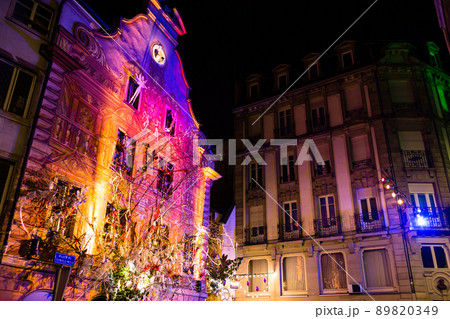 フランス　夜のストラスブールの街並み 89820349