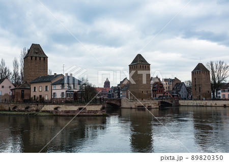 フランス　ストラスブールのヴォーバン・ダムから望むポン・クヴェール橋 89820350