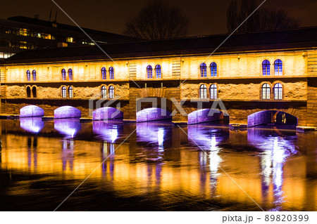 フランス ストラスブールの夜になってライトアップされたヴォーバン・ダム フランス ストラスブールの夜になってライトアップされたヴォーバン・ダム 89820399