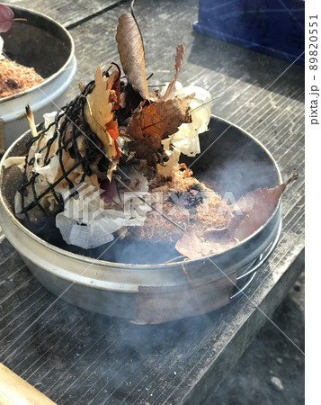 山里での火起こし体験 89820551