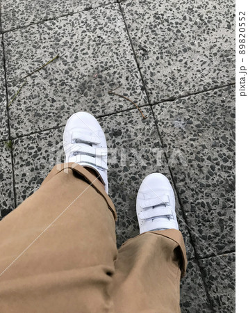 待ち合わせをする女性 89820552