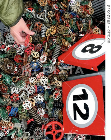 アンティークショップで蛇口を選ぶ男性 89820553