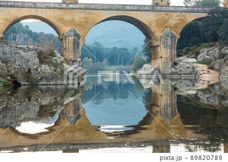 フランス ガルドン川に架かる水道橋ポン・デュ・ガール フランス ガルドン川に架かる水道橋ポン・デュ・ガール 89820789