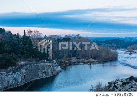 フランス　ポン・デュ・ガールからの風景とガルドン川 89820806