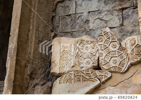 フランス　ニームの噴水庭園内にあるディアーヌ神殿 89820824