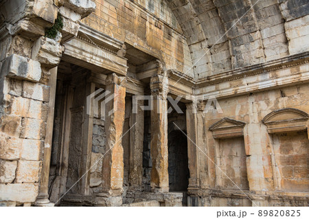 フランス　ニームの噴水庭園内にあるディアーヌ神殿 89820825