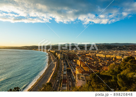 フランス　コート・ダジュール地方のニースの城跡公園の丘から望むの地中海とビーチと旧市街の街並み 89820848