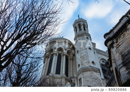 フランス リヨンのフルヴィエールの丘に建つノートルダム大聖堂 フランス リヨンのフルヴィエールの丘に建つノートルダム大聖堂 89820886