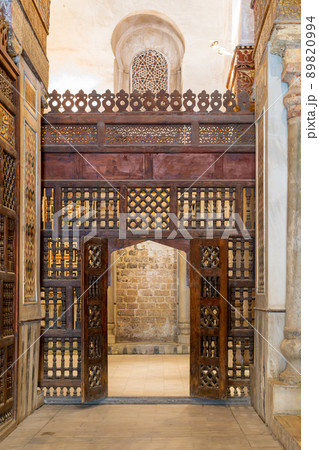 Interleaved wooden wall (mashrabiya) with wooden ornate door Interleaved wooden wall (mashrabiya) with wooden ornate door 89820994
