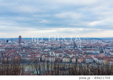 フランス　リヨンのフルヴィエールの丘から望む市街地の風景 89821709