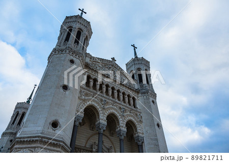 フランス　リヨンのフルヴィエールの丘に建つノートルダム大聖堂 89821711