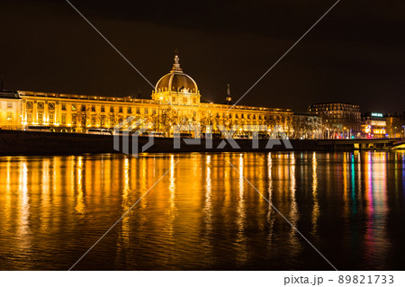 フランス　光の祭典でライトアップされたリヨンのローヌ川沿い街並み 89821733