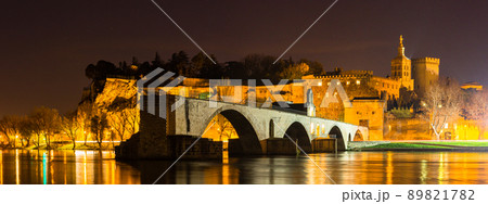 フランス ライトアップされた夜のアヴィニョンのサン・ベネゼ橋と旧市街のノートルダム・デ・ドン大聖堂 フランス ライトアップされた夜のアヴィニョンのサン・ベネゼ橋と旧市街のノートルダム・デ・ドン大聖堂 89821782