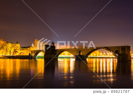 フランス ライトアップされた夜のアヴィニョンのサン・ベネゼ橋 フランス ライトアップされた夜のアヴィニョンのサン・ベネゼ橋 89821787
