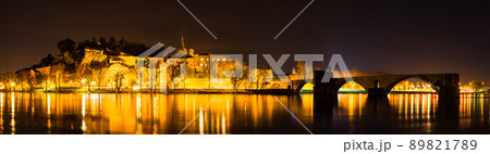 フランス ライトアップされた夜のアヴィニョンのサン・ベネゼ橋と旧市街のノートルダム・デ・ドン大聖堂 フランス ライトアップされた夜のアヴィニョンのサン・ベネゼ橋と旧市街のノートルダム・デ・ドン大聖堂 89821789