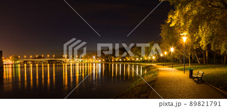 フランス　夜のアヴィニョンのローヌ川と川沿いのプロムナード 89821791