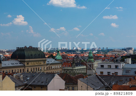 クロアチア　ザグレブのアッパータウンから眺める市街地 89821809