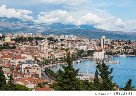 クロアチア スプリットのマリヤンの丘から眺める市街地とアドリア海 クロアチア スプリットのマリヤンの丘から眺める市街地とアドリア海 89822341