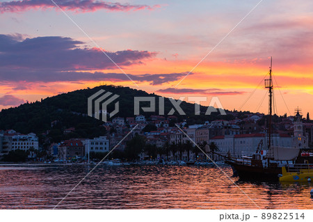 クロアチア　スプリットの旧市街の港沿いの街並みと夕焼けでオレンジ色に染まった空 89822514