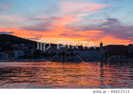 クロアチア　スプリットの旧市街の港沿いの街並みと夕焼けでオレンジ色に染まった空 89822515