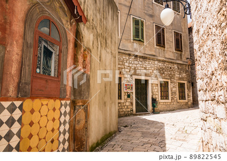 クロアチア シベニクの旧市街の裏通りの風景 クロアチア シベニクの旧市街の裏通りの風景 89822545