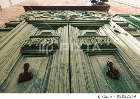 クロアチア シベニクの旧市街の路地裏の民家のドア クロアチア シベニクの旧市街の路地裏の民家のドア 89822554