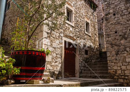 クロアチア シベニクの旧市街の裏通り クロアチア シベニクの旧市街の裏通り 89822575