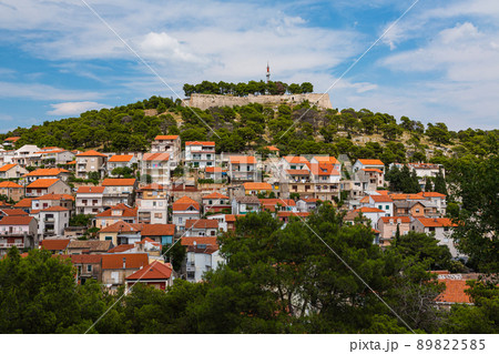 クロアチア シベニクの旧市街の街並みとセント・ジョンの要塞 クロアチア シベニクの旧市街の街並みとセント・ジョンの要塞 89822585