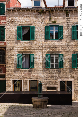 クロアチア シベニクの旧市街の小さな広場 クロアチア シベニクの旧市街の小さな広場 89822608