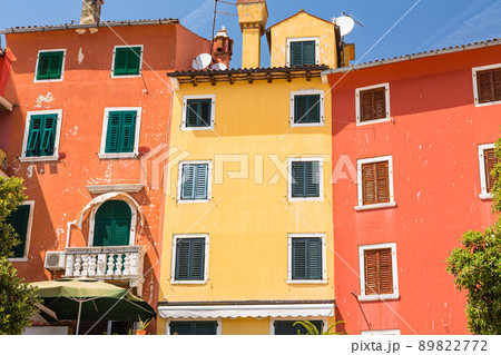 クロアチア　ロヴィニの旧市街のカラフルな街並み 89822772