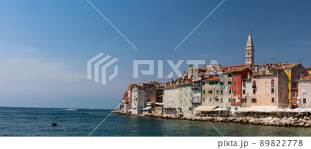 クロアチア　ロヴィニのアドリア海と旧市街の街並み 89822778