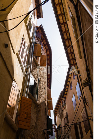 クロアチア　ロヴィニの旧市街の路地裏風景 89822798