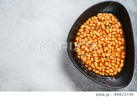 Baked beans in tomato sauce in a plate. White background. top view. Copy space Baked beans in tomato sauce in a plate. White background. top view. Copy space 89823740
