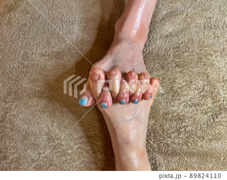 綺麗にネイルのされた2人の女性の足指、足の甲 綺麗にネイルのされた2人の女性の足指、足の甲 89824110