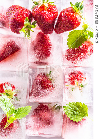 Three rows of ice cubes with strawberries - Top of view Three rows of ice cubes with strawberries - Top of view 89824173