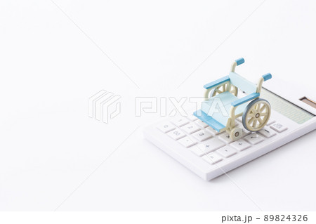 車椅子と電卓 89824326