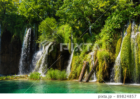 クロアチア　プリトヴィツェ湖群国立公園の緑に囲まれた滝 89824857
