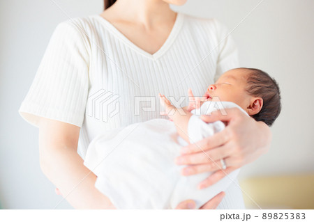 新生児の赤ちゃんを抱っこ 横抱き 横抱っこ 新生児の赤ちゃんを抱っこ 横抱き 横抱っこ 89825383
