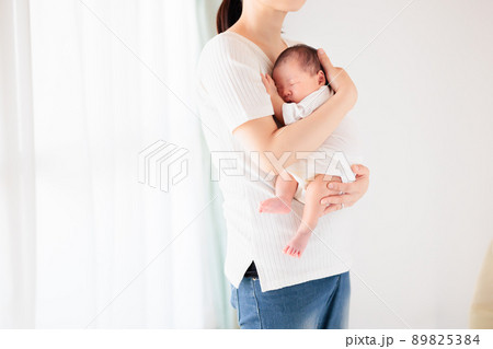 新生児の赤ちゃんを抱っこ　縦抱き　縦抱っこ　逆子におすすめ　コピースペース 89825384