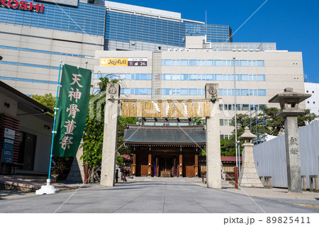 青空の福岡市中央区天神ビル街にある警固神社 89825411