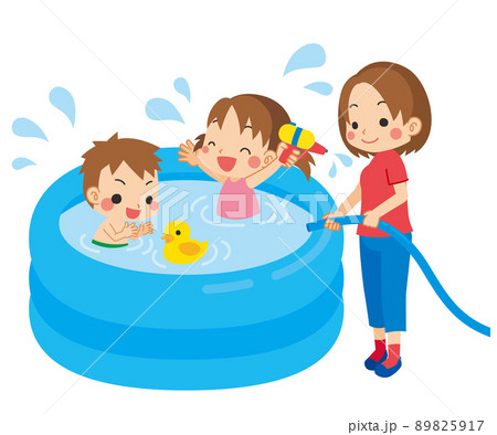 ビニールプールで水遊びをしている子供たちとお母さんのイラスト 白
