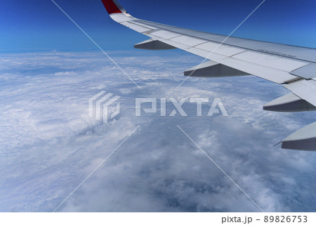飛行機の窓から眺める空の景色 青空と流れる白い雲 飛行機の窓から眺める空の景色 青空と流れる白い雲 89826753