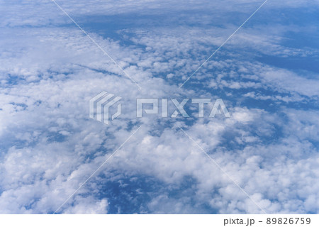 飛行機の窓から眺める空の景色 青空と流れる白い雲 飛行機の窓から眺める空の景色 青空と流れる白い雲 89826759