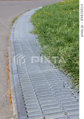 排水溝, 溝, 雨, 雨水, 屋外, 穴, 側溝, 地面, アスファルト 89826814
