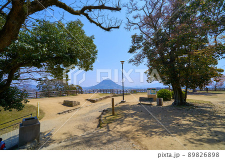 春の香川県丸亀市の丸亀城 二の丸付近から東側の眺望(讃岐富士など) 春の香川県丸亀市の丸亀城 二の丸付近から東側の眺望(讃岐富士など) 89826898