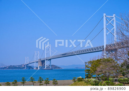 香川県坂出市の瀬戸大橋記念公園から瀬戸大橋を見る 89826900