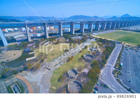 香川県坂出市の瀬戸大橋記念公園と瀬戸中央自動車道、山々を見る 89826901