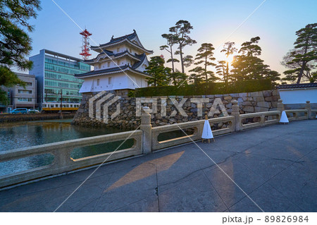 香川県高松市の玉藻公園にある夕暮れの高松城跡 東之丸艮櫓と琴電 香川県高松市の玉藻公園にある夕暮れの高松城跡 東之丸艮櫓と琴電 89826984