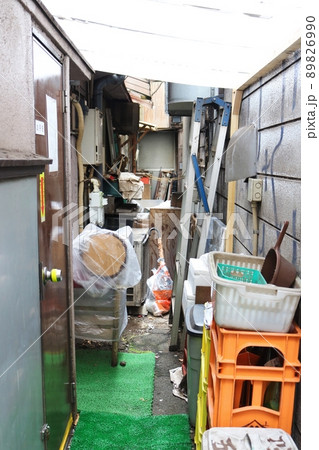 路地裏の生活感 89826990
