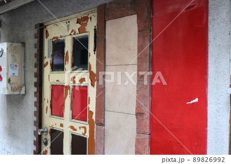 路地裏のレトロな廃墟 89826992